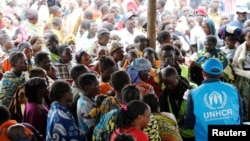 ကွန်ဂိုနိုင်ငံမှ ဒုက္ခသည်များကို ကုလဝန်ထမ်းတဦး စစ်ဆေးစဉ်။ မတ် ၁၉၊ ၂၀၁၈။