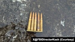 联邦调查局(FBI)局长卡什·帕特尔(Kash Patel)在X平台上发布了一张现场发现的弹壳照片,上面写有“ANTI-ICE”(反移民与海关执法局)的字样。