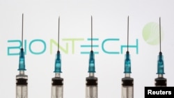 注射器与Biontech公司徽标。(路透社2020年11月10日照片)