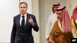 美国国务卿布林肯在沙特首都利雅得会见沙特外交大臣费萨尔。（2023年6月7日）