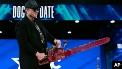 2025年2月20日,埃隆·马斯克在美国马里兰州国家港口举行的保守党政治行动会议 (CPAC) 的台上举起了电锯。