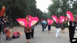 建党90年之际,中国政府组织各界大唱红歌。图为北京一公园进行红色表演的情景