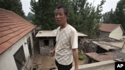 陈克贵的父亲陈光福6月8日在东师古村说明弟弟陈光诚逃脱软禁的路线。当局已从村中撤走摄像机和安全人员,但恐惧感仍未消失。