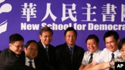 华人民主书院董事会成员在记者会上,左起:陶君行,何俊仁,郑宇硕,王丹,顾忠华,林佳龙,曾建元