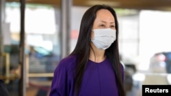 资料照:华为首席财务官孟晚舟走出温哥华一家法庭。 (2021年8月18日)