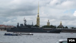 2017年8月俄罗斯海军节期间,停靠在圣彼得堡的“明斯克”号登陆舰。“明斯克”号与正在参加中俄军演的“奥斯利亚比亚”号是同级舰。
