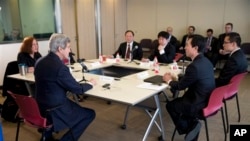 美国国务卿克里(左二)在北京与中国互联网博主举行座谈会,讨论互联网自由、中国与邻国的领土争端以及人权等议题。(2014年2月15日)