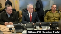 资料照片:以色列总理内塔尼亚胡与国防部长卡茨,以及以色列国防军总参谋长扎米尔中将和空军司令巴尔少将共同观察以色列空军对也门胡塞武装目标的空袭行动。(2025年8月24日)