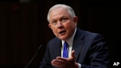 美国司法部长塞申斯在费城召开的国际警察总长会议上讲话。 (2017年10月23日)