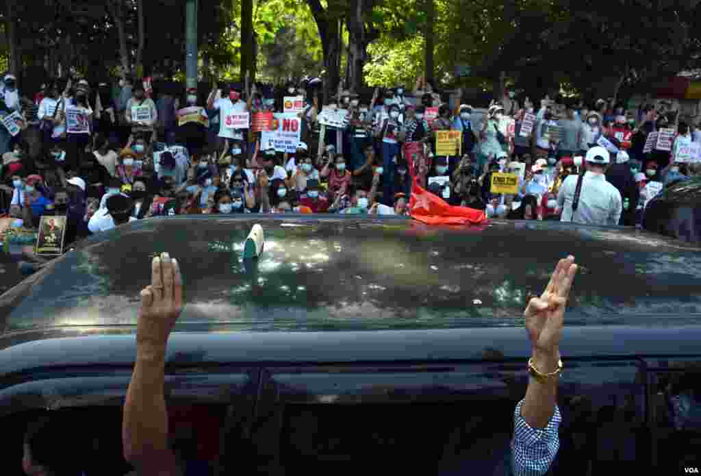 ရန်ကုန်မြို့အင်ဒိုနီးရှားသံရုံးရှေ့က ဆန္ဒပြ မြင်ကွင်း။