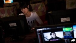 一名女孩在河南郑州一家网吧上网。(资料照)