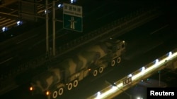 中国军方一辆装载东风远程战略导弹的车辆2009年9月18日临晨驶向天安门广场,参加建国60周年的阅兵预演。