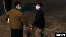 前香港众志秘书长黄之锋和主席林朗彦被判入狱后抵达荔枝角收押所。(2020年12月2日)