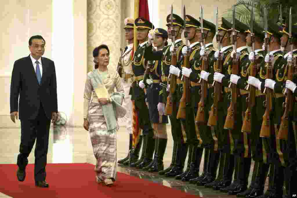  နိုင်ငံတော်အတိုင်ပင်ခံပုဂ္ဂိုလ် ဒေါ်အောင်ဆန်းစုကြည် ကို  တရုတ်ဝန်ကြီးချုပ် က Great Hall of the People , North Hall မှာ ဂုဏ်ပြုတပ်ဖွဲ့နဲ့ ကြိုဆိုခဲ့ပါတယ်။ 