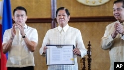 2024年11月8日,菲律宾总统小马科斯签署了两项法律,宣示菲律宾管辖的海域、并为外国船只和飞机划定该国航道,借以加强该国海洋主张和维护其领土完整。(马拉坎南宫提供/美联社发布)