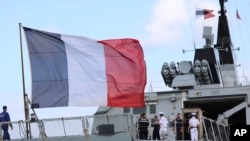 资料照:一艘法国隐形巡防舰停泊在美国关岛海军基地。(2017年5月11日)