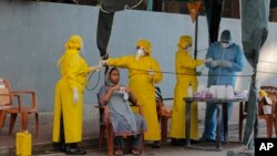 မှတ်တမ်းဓါတ်ပုံ- ဧပြီလ ၂၀ ရက်နေ့တုန်းက သီရိလင်္ကာနိုင်ငံတွင် COVID ပိုး ရှိမရှိ စမ်းသပ်နေစဉ်