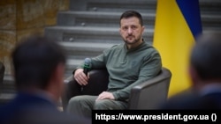 乌克兰总统弗拉基米尔·泽连斯基(Volodymyr Zelenskyy)在乌克兰西部外喀尔巴阡地区视察。2024年10月30日