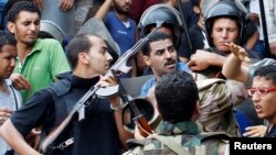 法塔赫清真寺外,警察和穆尔西的支持者对峙。2013年8月17日