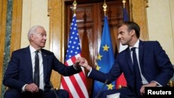 2021 年 10 月 29 日,在意大利罗马举行的 G20 峰会之前,美国总统乔·拜登与法国总统埃马纽埃尔·马克龙会晤。