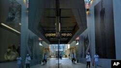 调查显示,超过一半在中国的美国企业担心世界上两个最大经济体之间的双边关系进一步恶化,这一比例是五年来的最高水平。(美联社:2024年11月14日)