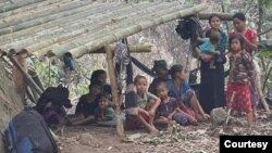 မြန်မာနိုင်ငံတွင်း စစ်ဘေးကြောင့် နေရပ်စွန့်ခွါထွက်ပြေးနေကြရသူများ။
