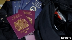 英國國民海外護照與香港特區護照(路透社照片)