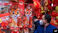 Ảnh tư liệu - Hình ảnh ngày giáp Tết Quý Mão tại phố Hàng Mã, Hà Nội.