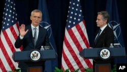 美国国务卿布林肯(右)在华盛顿国务院举行的记者会上倾听北约秘书长斯托尔滕贝格讲话。(2024年1月29日)