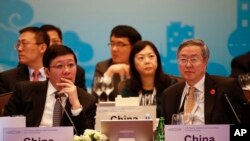 中国财政部长楼继伟 (左)与中国人民银行行长周小川星期五在上海召开的20国集团财政部长和中央银行行长会议上 (2016年2月26日)