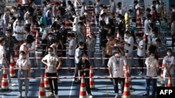 中国湖北武汉居民排队接受新冠病毒核酸检测。(2021年8月5日)