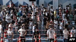 中国湖北武汉居民排队接受新冠病毒核酸检测。(2021年8月5日)