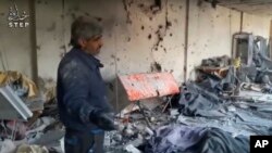 Một người đàn ông đứng nhìn đống đổ nát bên trong một sảnh tiệc, Deir Qanoun, Thung lũng Barada, Syria, ngày 15 tháng 01 năm 2017.