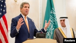 美国国务卿克里和沙特外交大臣阿祖贝尔在利雅得的记者会上(2015年5月7日)