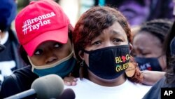 布伦娜·泰勒的母亲帕尔默在肯塔基州路易维尔市参加记者会。(2020年9月25日)