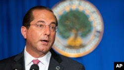 美国卫生与公共服务部长阿扎尔在一个白宫记者会上。(2020年7月8日)