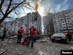 乌克兰救援人员在扎波罗什城搜救被俄军导弹击中的居民楼内的幸存者。(2023年3月22日)