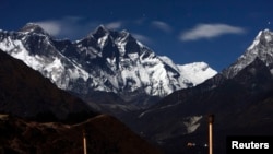 2009年12月4日,从尼泊尔一方看到月光下的珠穆朗玛峰。