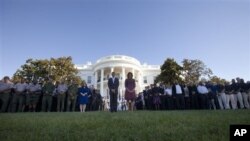 သမ္မတ၊ သမ္မတကတော်နဲ့ အိမ်ဖြူတော်ဝန်ထမ်းများ ၉/၁၁ အောက်မေ့ဖွယ် အထိမ်းအမှတ်ဖြင့် တိုက်ခိုက်ခံရချိန်တွင် ခေတ္တငြိမ်သက် ဂုဏ်ပြုစဉ်။