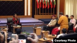 နိုင်ငံတော်အတိုင်ပင်ခံပုဂ္ဂိုလ်နဲ့ UNFC ခေါင်းဆောင် များ ၂၀၁၆ခုနှစ်က တွေ့ဆုံခဲ့စဉ်။