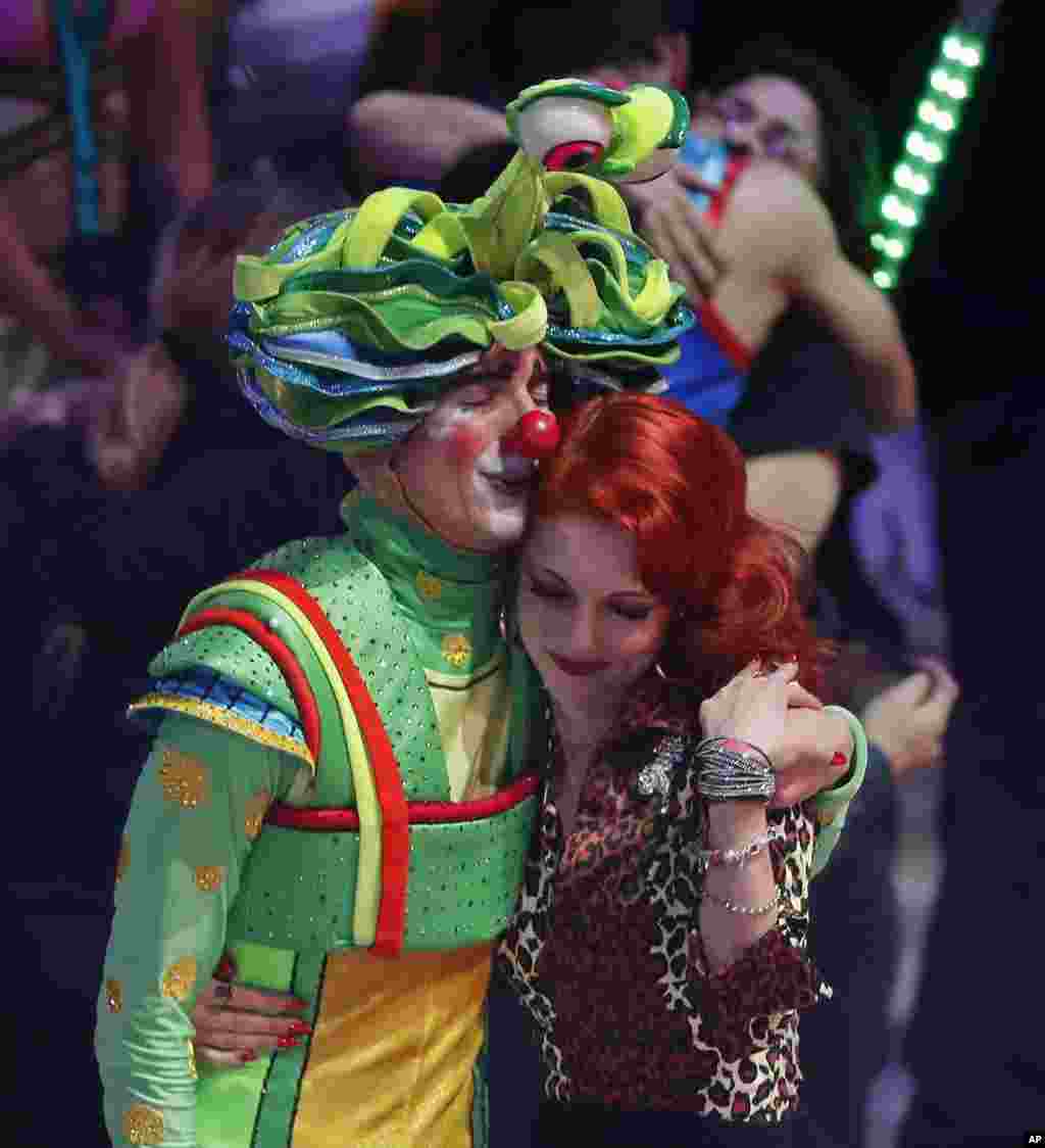 玲玲马戏团在纽约市以东50公里处的纽约州联合谷举行告别演出后,两位演员伤感地拥抱(2017年5月21日)