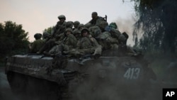 Українські військовослужбовці на передовій поблизу Бахмута, Донецька область, 29 червня 2023 р. AP Photo/Alex Babenko