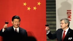 2012年2月15日,中国副主席习近平和爱奥华州州长布兰斯塔德在爱奥华首府的宴会上