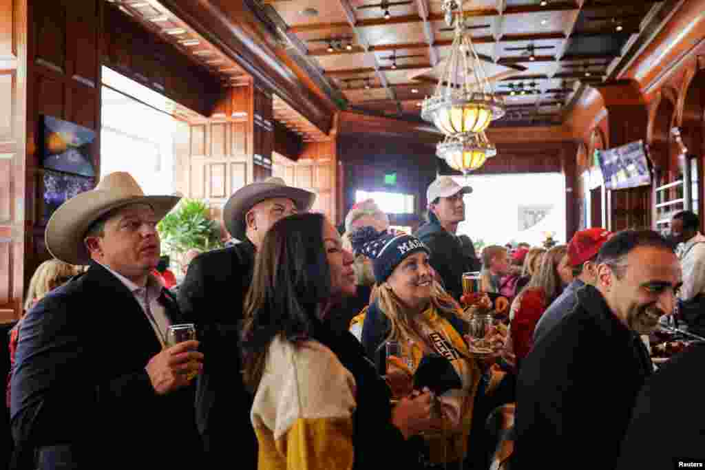 2025年1月20日,华盛顿,人们观看美国总统唐纳德·特朗普的就职典礼