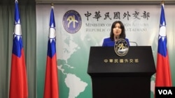 台湾外交部发言人欧江安2019年10月31在简报会上回应媒体提问。(美国之音齐勇明摄)