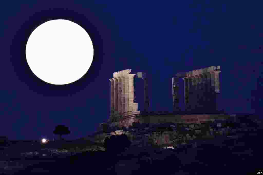 一轮满月照耀希腊雅典附近的古代波塞冬神庙&mdash;&mdash;又名海神庙&mdash;&mdash;的残存部分（7月9日）。抚今思昔，明月依旧，神殿已非。&ldquo;今人不见古时月，今月曾经照古人。 古人今人若流水，共看明月皆如此。 &rdquo;