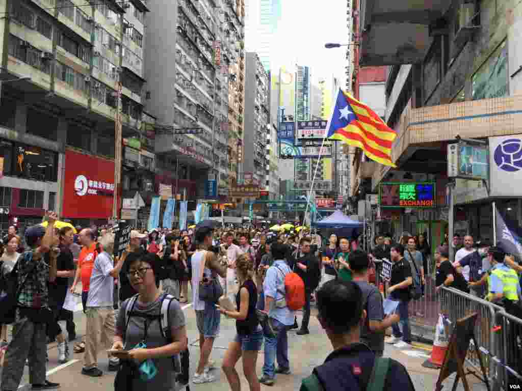 香港几十个政党和团体在中国十一国庆当天下午,举行反威权大游行,抗议政治打压,要求律政司司长袁国强下台。数以万计的港人走上街头,表达反对他们看来的来自北京和香港特区政府的威权打压。