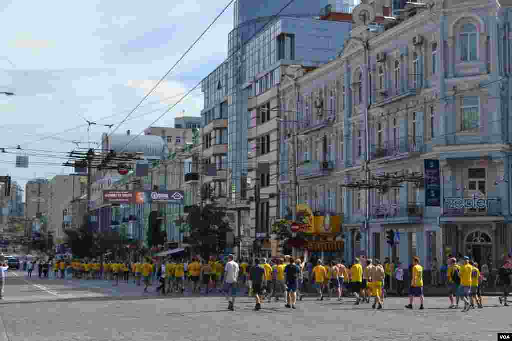 Шведські фанати проходять традиційним фан-маршем вулицями Києва