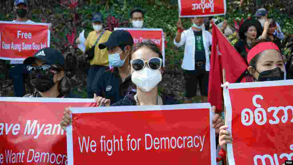 ရန်ကုန်မြို့ရှိ အမေရိကန်သံရုံးရှေ့ စစ်အာဏာသိမ်း ဆန့်ကျင် ဆန္ဒပြ မြင်ကွင်း။