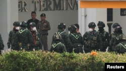 被拐卖至泰缅边境强迫为诈骗集团工作的中国人获救,在士兵护送下搭机返国。(路透社:2025年2月20日)